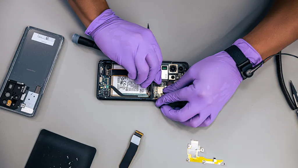 The Cracked Portal: Navigating the World of Samsung Screen Repair