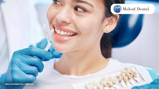 A Brighter Smile: The Ultimate Guide to Choosing Between Teeth Whitening and Veneers